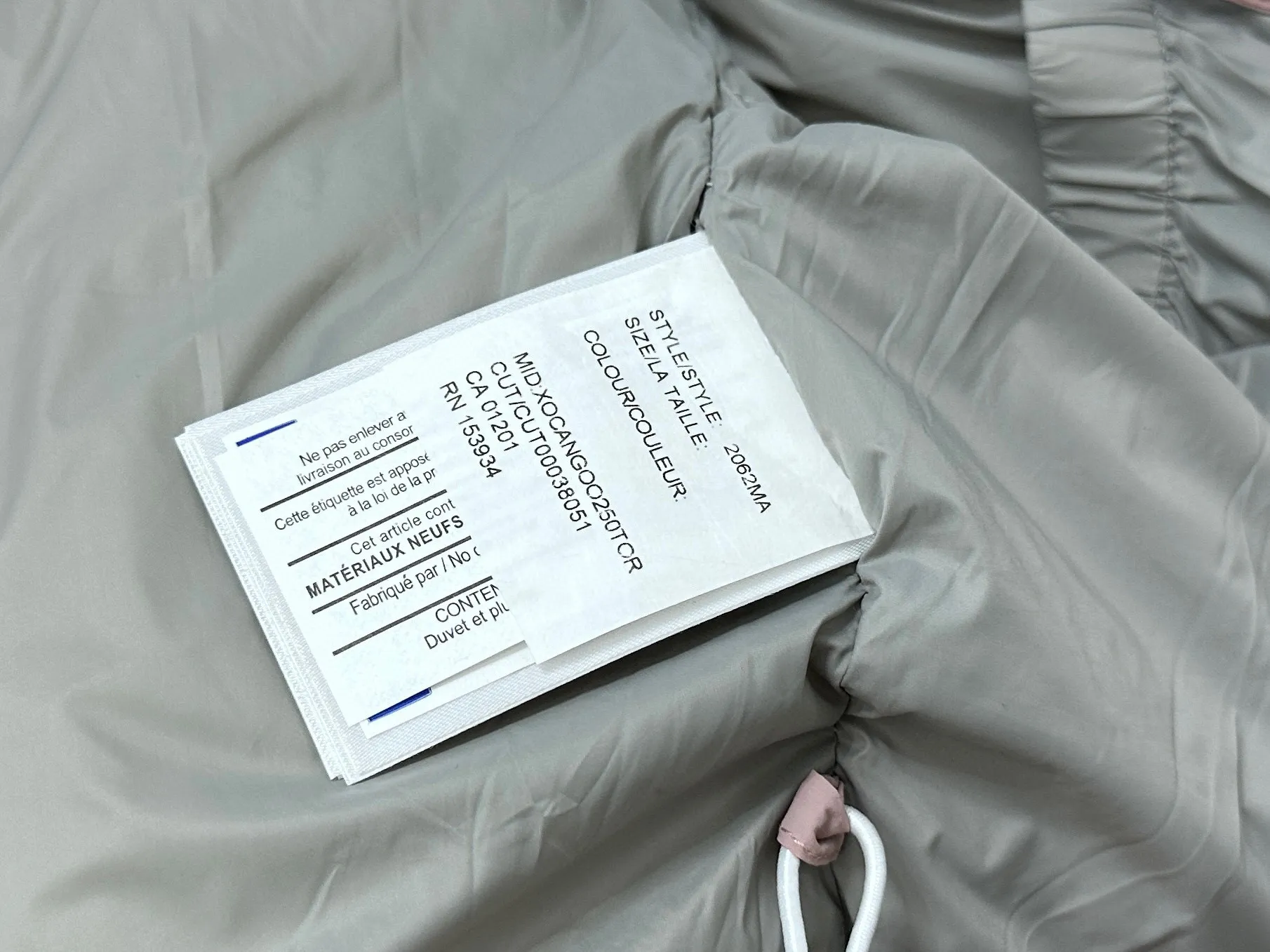 P740 【𝗖𝗔𝗡𝗔𝗗𝗔 𝗚𝗢𝗢𝗦𝗘】Capsule Series Macaron White Label Fabric: Made of soft EnduraLuxe fabric imported from DuPont, CORDURA, USA, which enhances the durability of easy-to-wear parts, is lightweight and durable; the liner is made of 400T anti-velvet gallbladder, which is comfortable, soft and non-velvet. : Equipped with a detachable hood, which can be adjusted in two directions, and is also filled with down, which brings greater softness and wrapping around the head and neck, and is full of warmth. This parka features white trim on the back and sides, and the hardware locks are all original and custom-made to match the muted fabric color. Goose label: The official website’s new series of silicone material labels, non-embroidery labels. Length: Fit hip-length. Size: XS-L